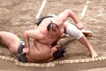 　朝勝令を上手投げで破った華吹（右）＝撮影・園田高夫