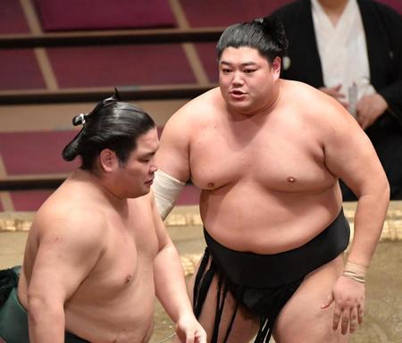 　錦木（左）を押し出しで下し、２敗を守った阿炎（撮影・伊藤笙子）