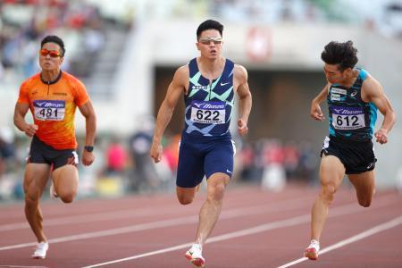 　男子１００メートル決勝　１０秒１９で優勝した小池祐貴（中央）＝ヤンマースタジアム長居