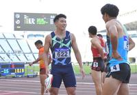 　男子１００メートル決勝を制し、笑顔を見せる小池祐貴（撮影・高部洋祐）