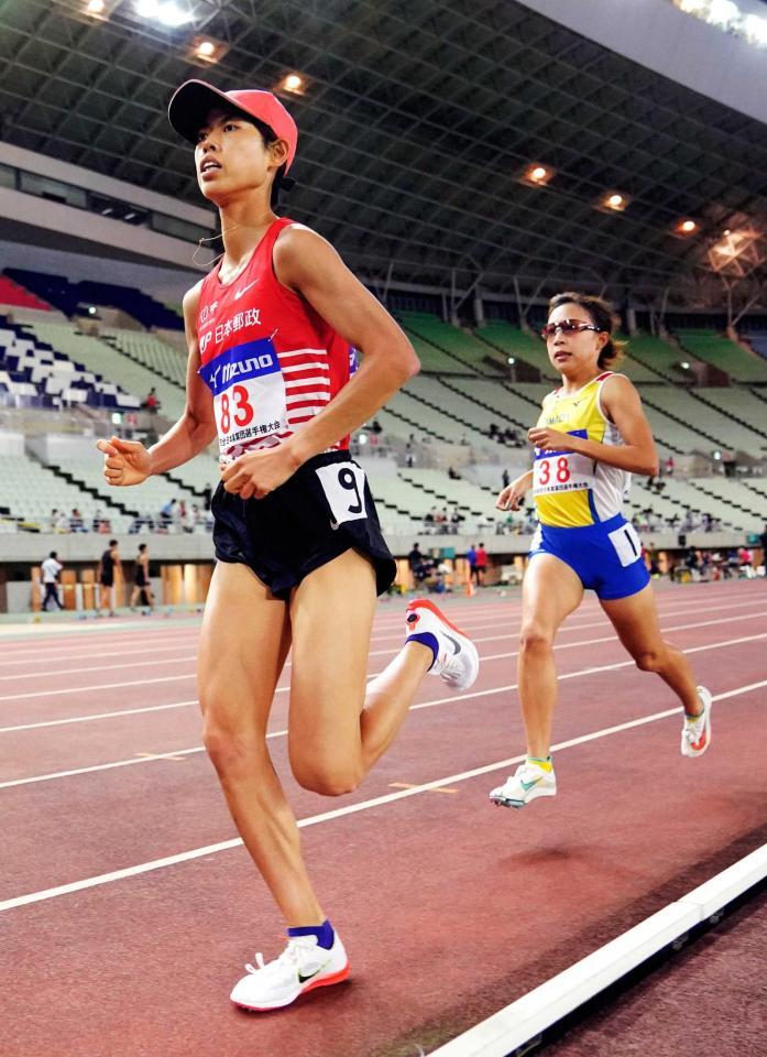 　女子１５００メートルで７位だった広中璃梨佳（左）