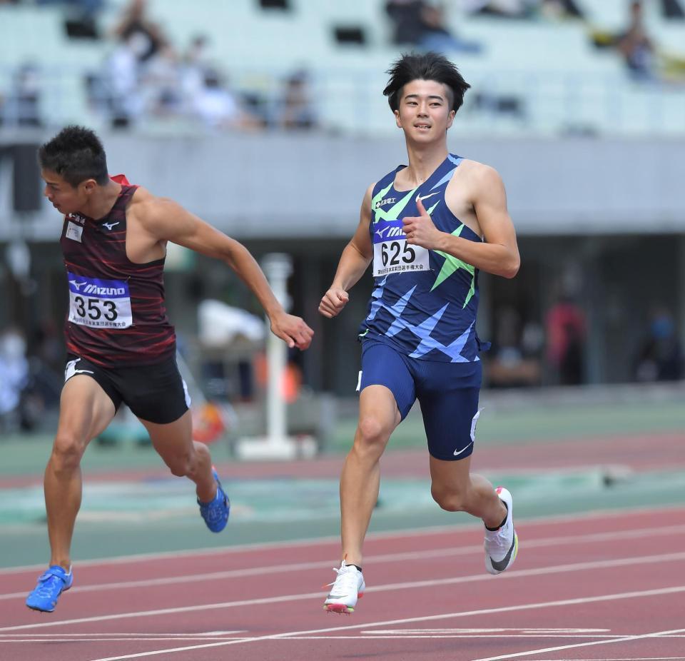 　予選のレースでフィニッシュする多田修平（右）＝撮影・高部洋祐