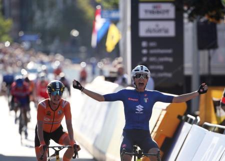 　自転車ロード種目の世界選手権、女子個人ロードレースを制したエリザ・バルサモ＝２５日、ルーバン（ロイター＝共同）