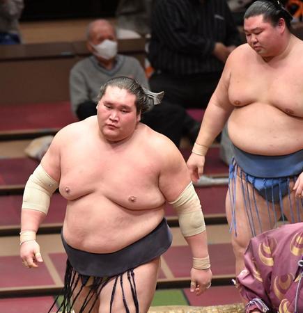 　正代（右）を下し、幕内優勝を決めた照ノ富士（撮影・伊藤笙子）