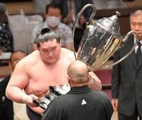 　賜杯を受け取る照ノ富士（撮影・伊藤笙子）