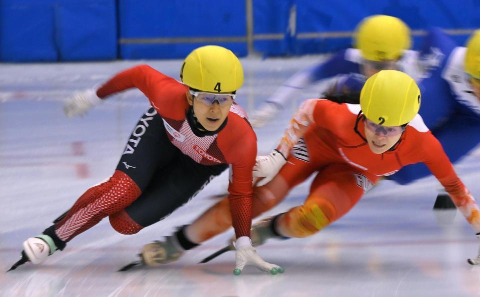 　女子１５００メートル決勝で、最終コーナーで先頭に立つ優勝した平井亜実（左）と２位の菊池純礼