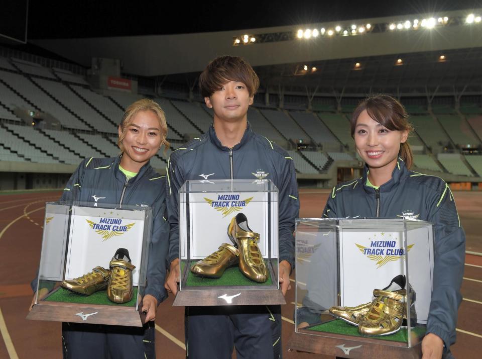 所属のミズノからゴールドスパイクを贈呈された（左から）和田麻希、金井大旺、市川華菜（撮影・高部洋祐）