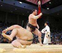 　魁聖を上手投げで下し通算１０００勝＝１６年１１月１５日、福岡国際センター