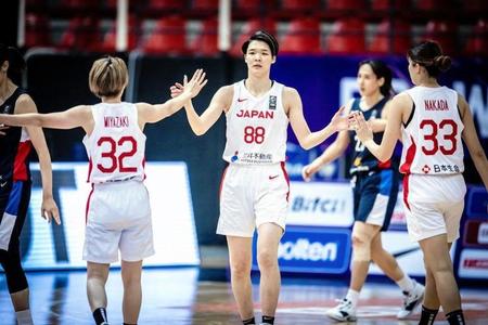 赤穂（中央）ら韓国に勝利したバスケットボール女子日本代表（国際バスケットボール連盟提供）