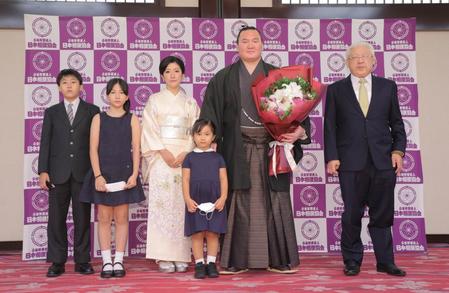 引退会見で紗代子夫人（左から３人目）ら家族と写真撮影する横綱・白鵬（右端は宮城野親方）（代表撮影）