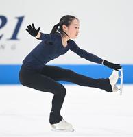 　公開練習でジャンプの着氷に成功する松生理乃（撮影・高石航平）