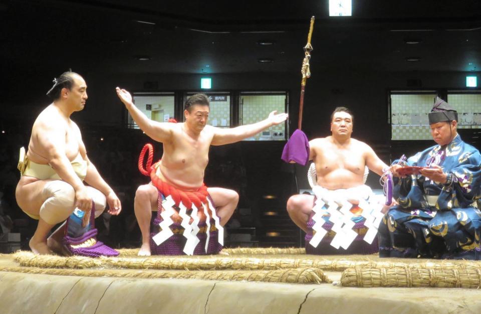 　還暦横綱土俵入りで不知火型を披露する伊勢ケ浜親方（中央）。左は露払いの安治川親方、右は太刀持ちの元日馬富士（代表撮影）