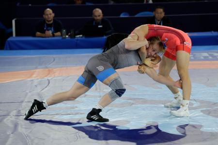 　レスリング世界選手権女子５３キロ級準決勝でポーランドの選手と対戦する藤波朱理（右）＝５日、オスロ（ＮＴＢ提供・ＡＰ＝共同）