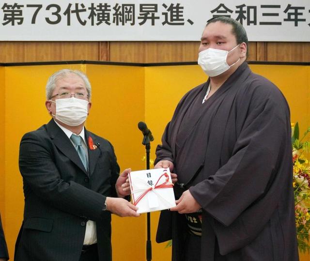 照ノ富士に名誉県民証「精進していかねば」　高校時代過ごした鳥取県から