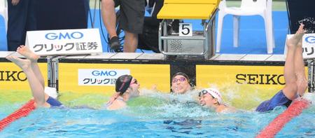 　５０Ｍ自由形で優勝して喜ぶ池江璃花子（左）。中央は２位の日本大学・山本茉由佳、右は３位の日本大学・持田早智（撮影・堀内翔）