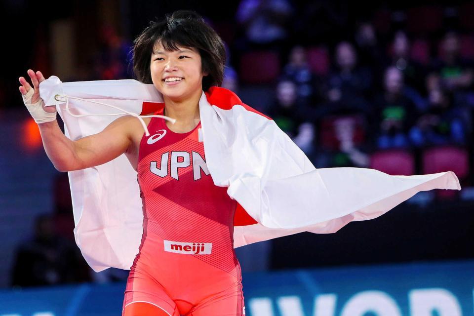 　女子５５キロ級で優勝し喜ぶ桜井つぐみ（共同）