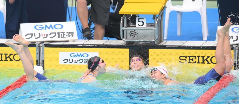 　５０Ｍ自由形で優勝して喜ぶ池江璃花子（左）。中央は２位の日本大学・山本茉由佳、右は３位の日本大学・持田早智（撮影・堀内翔）