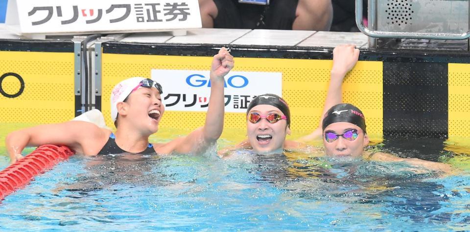 　５０Ｍ自由形で優勝して喜ぶ池江璃花子。左は３位の日本大学・持田早智、右は２位の日本大学・山本茉由佳（撮影・堀内翔）