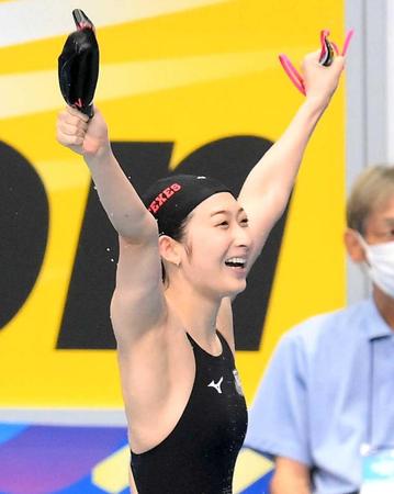 　女子５０メートル自由形、優勝を決めて喜ぶ池江璃花子（撮影・堀内翔）