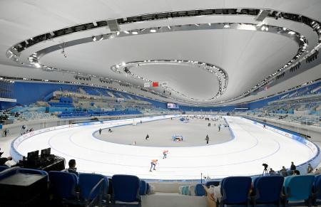 　スピードスケートの国際大会で始まった、北京冬季五輪の今季のテスト大会。無観客で実施された＝８日、北京の国家スピードスケート館（共同）