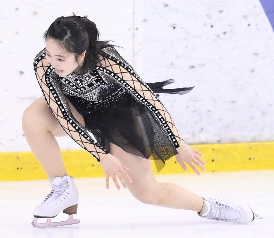 ＳＰでジャンプの着氷に失敗する本田望結＝ダイドードリンコアイスアリーナ（撮影・堀内翔）