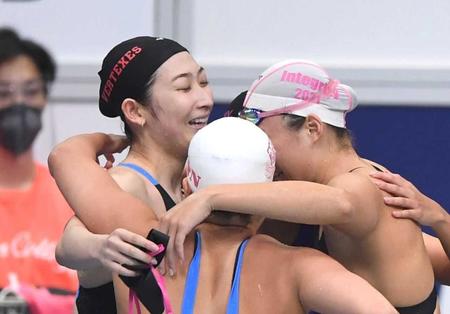 　優勝しメンバーと抱き合って喜ぶ日大・池江璃花子（左）＝撮影・開出牧