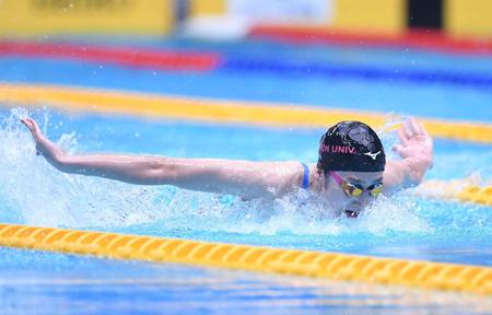 　女子１００メートルバタフライ予選で力泳する日大・池江璃花子（撮影・開出牧）
