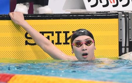 　女子１００メートルバタフライ予選のタイムを見る池江璃花子（撮影・開出牧）