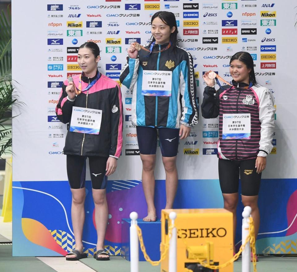　女子１００メートルバタフライ決勝で２着で銀メダルを手にする日大・池江璃花子（左）。右から３着の日大・長谷川涼香、１着の筑波大・飯塚千遥（撮影・開出牧）