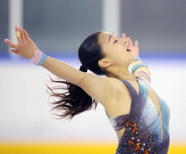 坂本花織 貫録の首位発進 腹と脚がつっても オリャーッて跳んだ スポーツ デイリースポーツ Online
