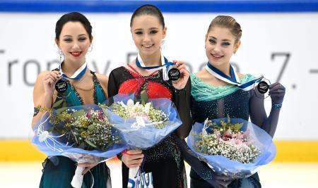 　フィンランディア杯を制し、表彰台で笑顔のカミラ・ワリエワ（中央）。左は２位のエリザベータ・トゥクタミシェワ、右は３位のアリョーナ・コストルナヤ＝１０日、エスポー（ＡＰ＝共同）