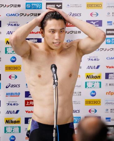 男子２００メートル自由形で優勝し、インタビューに答える松元克央＝東京辰巳国際水泳場