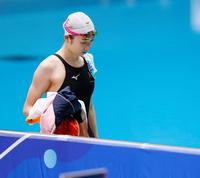 女子50メートル自由形決勝のレースを終え、引き揚げる池江璃花子＝東京辰巳国際水泳場