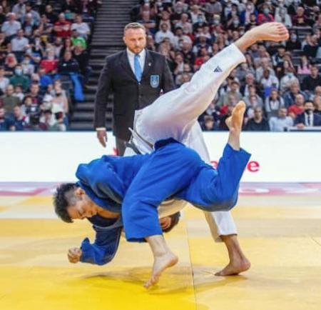 　男子８１キロ級決勝でグリガラシビリを投げる佐々木健志（手前）＝パリ（国際柔道連盟提供・共同）