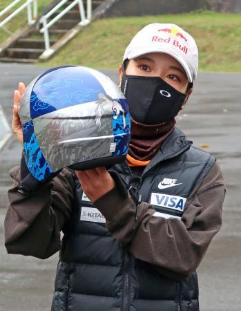 　全日本選手権ジャンプを前に、新調したヘルメットを披露する高梨沙羅＝２１日、札幌市