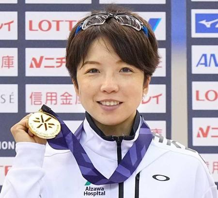 　女子５００メートルで優勝し、金メダルを手にする小平奈緒
