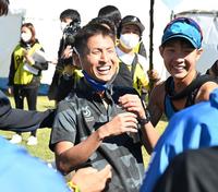 　本戦出場が決まり、笑顔であふれる駿河台大・今井（左）＝撮影・高石航平