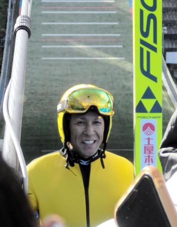 　取材に応じる葛西紀明＝札幌市・大倉山ジャンプ競技場