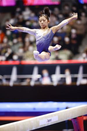 　女子種目別平均台で金メダルを獲得した芦川うらら＝北九州市立総合体育館