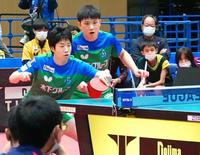 　ダブルスでプレーする水谷（左）と張本