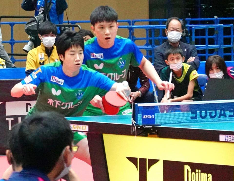 　ダブルスでプレーする水谷（左）と張本