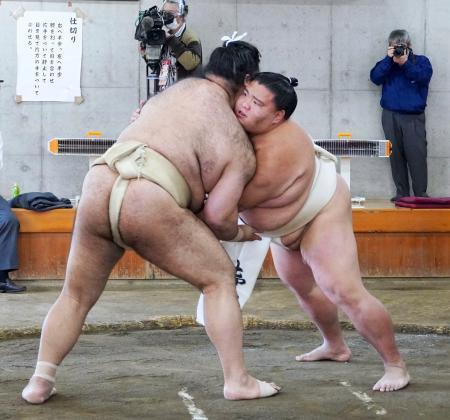 　合同稽古で相撲を取る御嶽海（右）＝両国国技館の相撲教習所