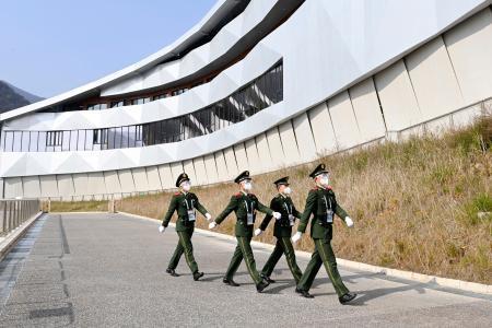 　北京北部延慶の国家スライディングセンターで警戒する武装警察隊員＝２５日（共同）