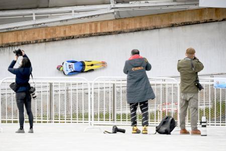 　スケルトンの五輪テスト大会で滑走する選手＝２５日、北京北部延慶の国家スライディングセンター（共同）