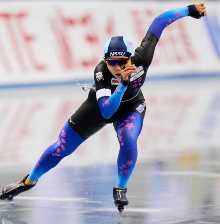 　スピードスケートの全日本距離別選手権の女子１０００メートルで力走する高木美帆＝２３日、長野市エムウェーブ