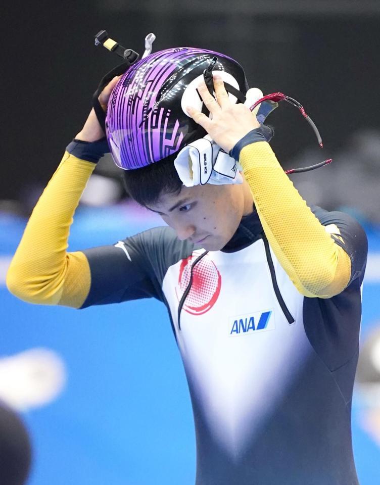 　公式練習でヘルメットをかぶる吉永一貴