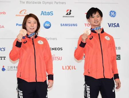 メダルを手に喜ぶ東野有紗（左）と渡辺勇大＝２０２１年８月撮影