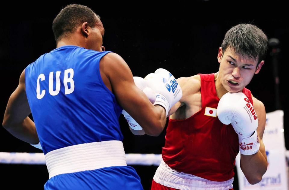 　ライト級１回戦でアルバレスを攻める堤駿斗（ゲッティ＝共同）