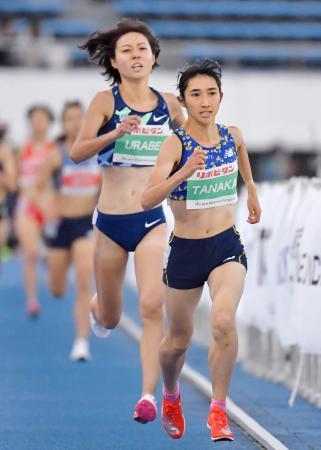 　女子１０００メートル　２分３９秒５９で優勝した田中希実（手前）。奥は２位の卜部蘭＝駒沢陸上競技場