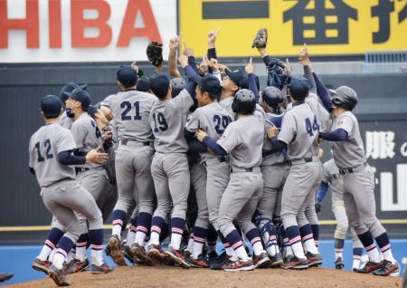 　東京六大学野球秋季リーグ優勝を決め、喜ぶ慶大の選手たち＝神宮